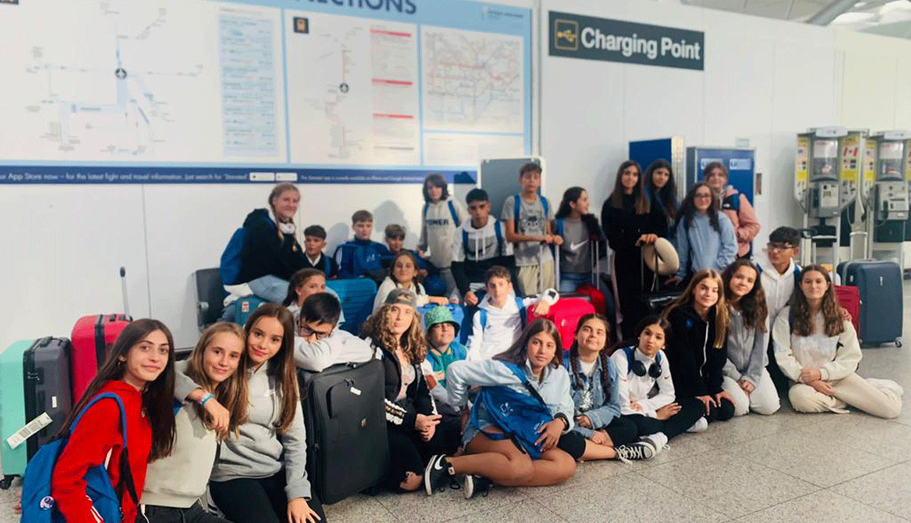 Imagen de los alumnos y alumnas del Colegio Manuel Bartolomé Cossio a su llegada al Reino Unido