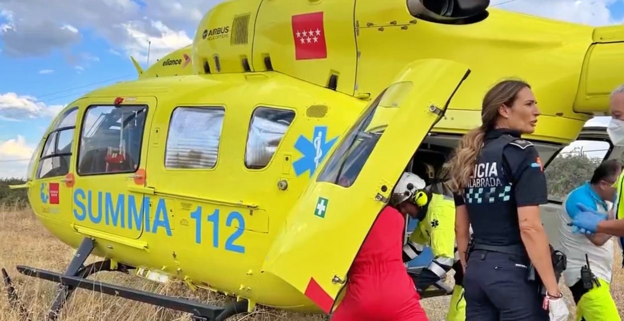 Un helicóptero del Summa traslada al obrero accidentado al hospital Doce de Octubre en Madrid