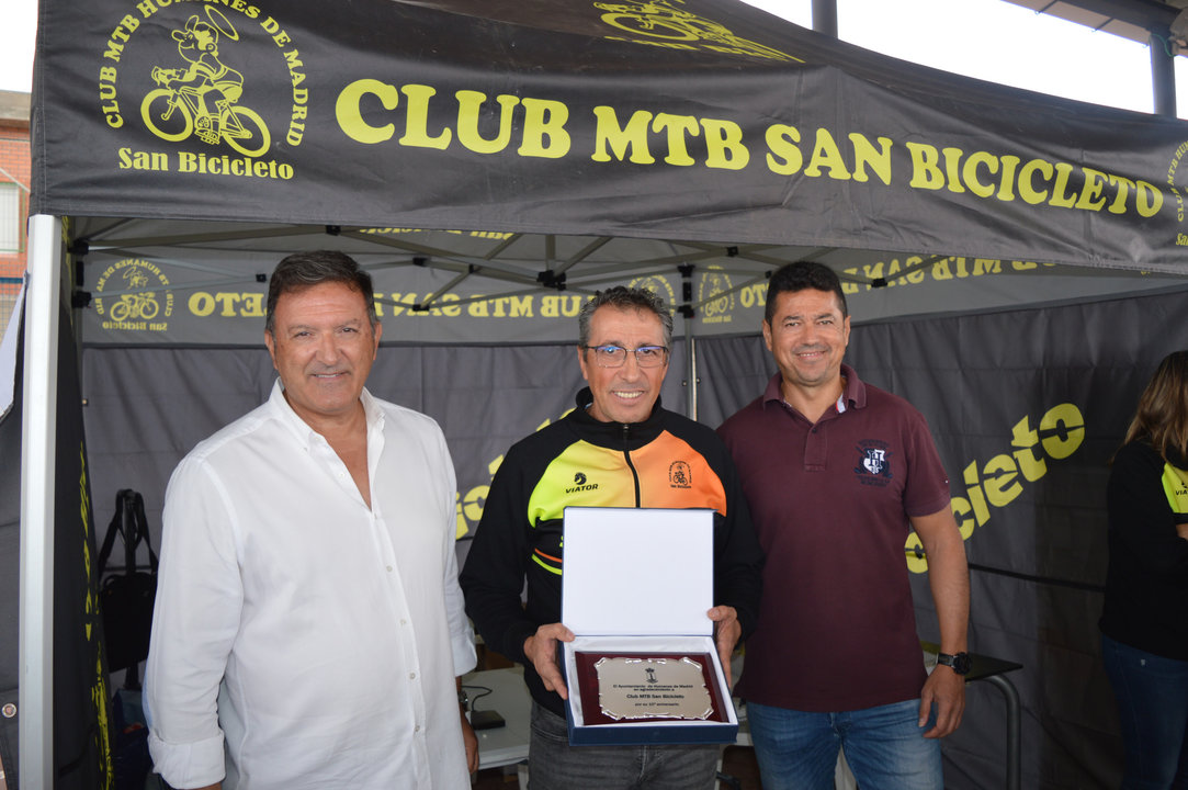 Imagen de la entrega del trofeo al presidente del club ciclista a cargo del alcalde de Humanes y el concejal de Deportes