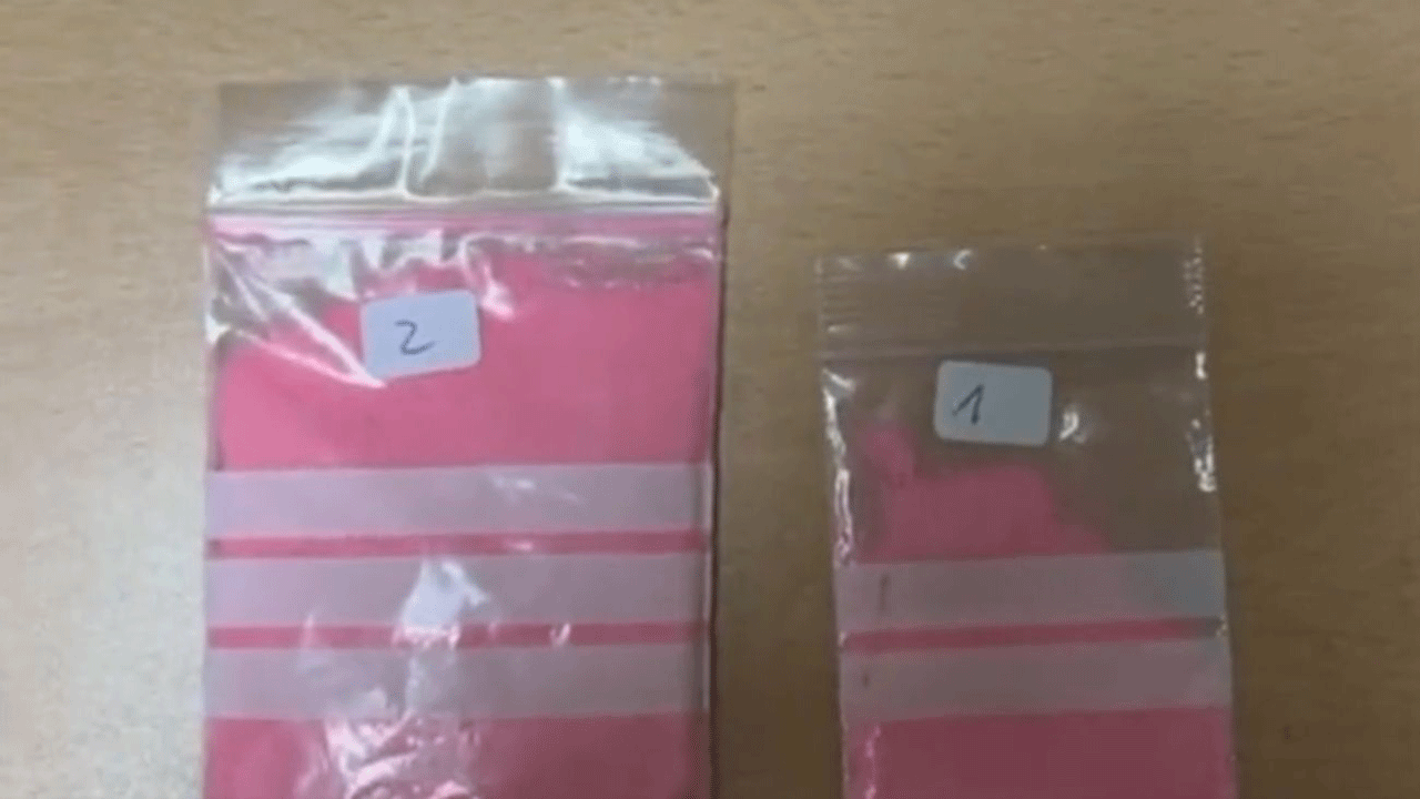 Imagen de las dos bolsas de cocaína rosa incautadas por la Policía Municipal de Madrid
