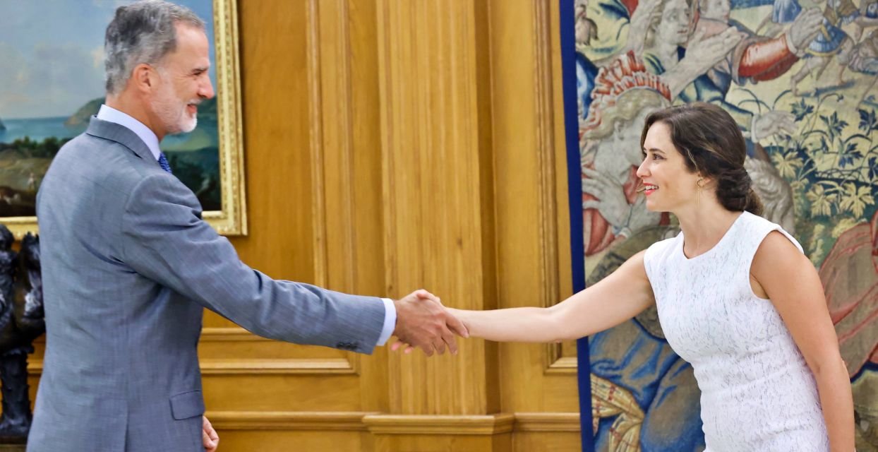 Felipe VI saluda a la presidenta de la Comunidad de Madrid, Isabel Díaz Ayuso, a su llegada a la Zarzuela | Foto: CAM