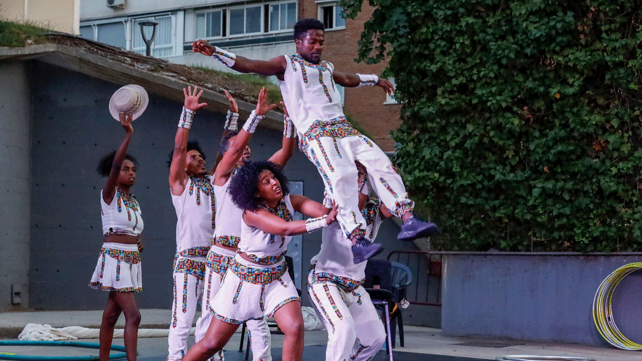 Imagen del espectáculo "Greed" de la compañía etíope Kine Circus
