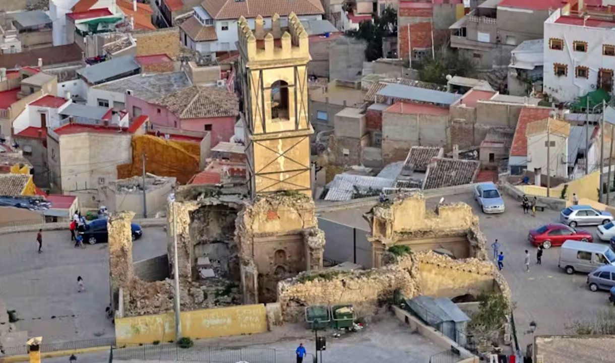 Iglesia de San Pedro en Lorca dañada a causa del terremoto de 2011. Bic / Wikimedia Commons, CC BY-SA