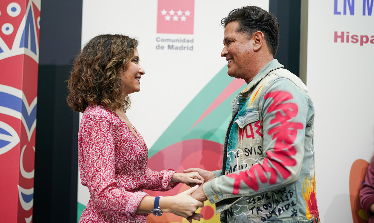La presidenta Regional con el cantante colombiano Carlos Vives en la presentación de 'Hispanidad 2023'