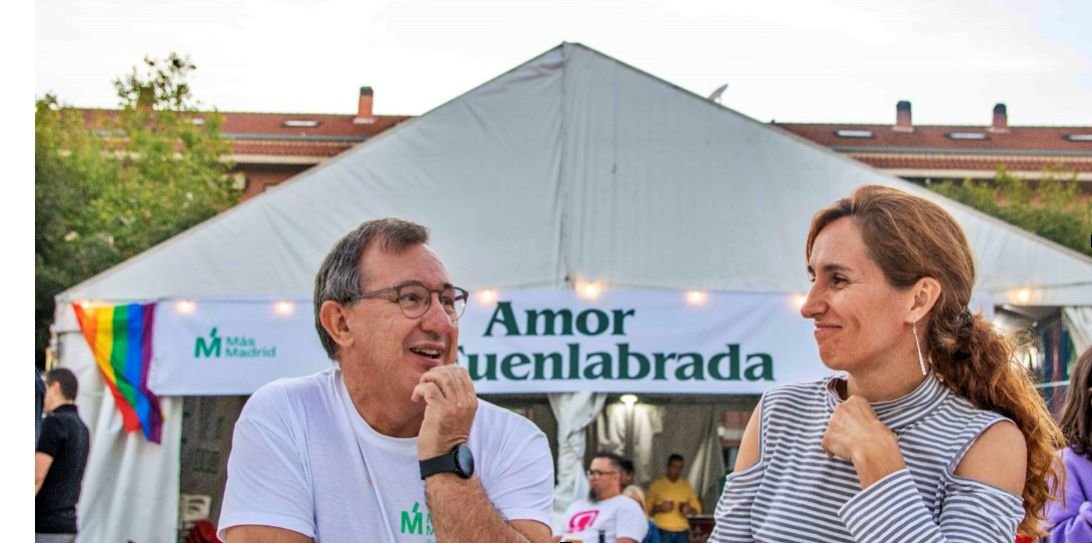 Mónica García y Juán José Jurado frente a la caseta de Más Madrid en el Ferial de Fuenlabrada 2023