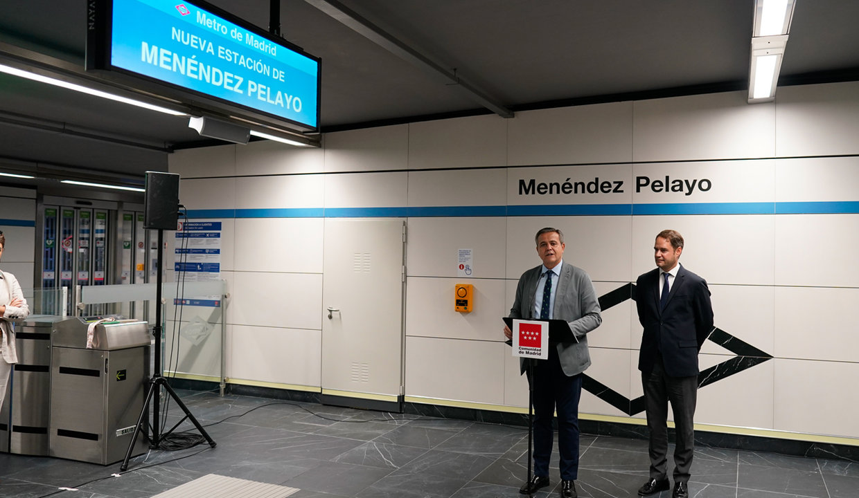Momento de la visita del consejero Rodrigo a la estación de Menéndez Pelayo de la línea 1 de Metro