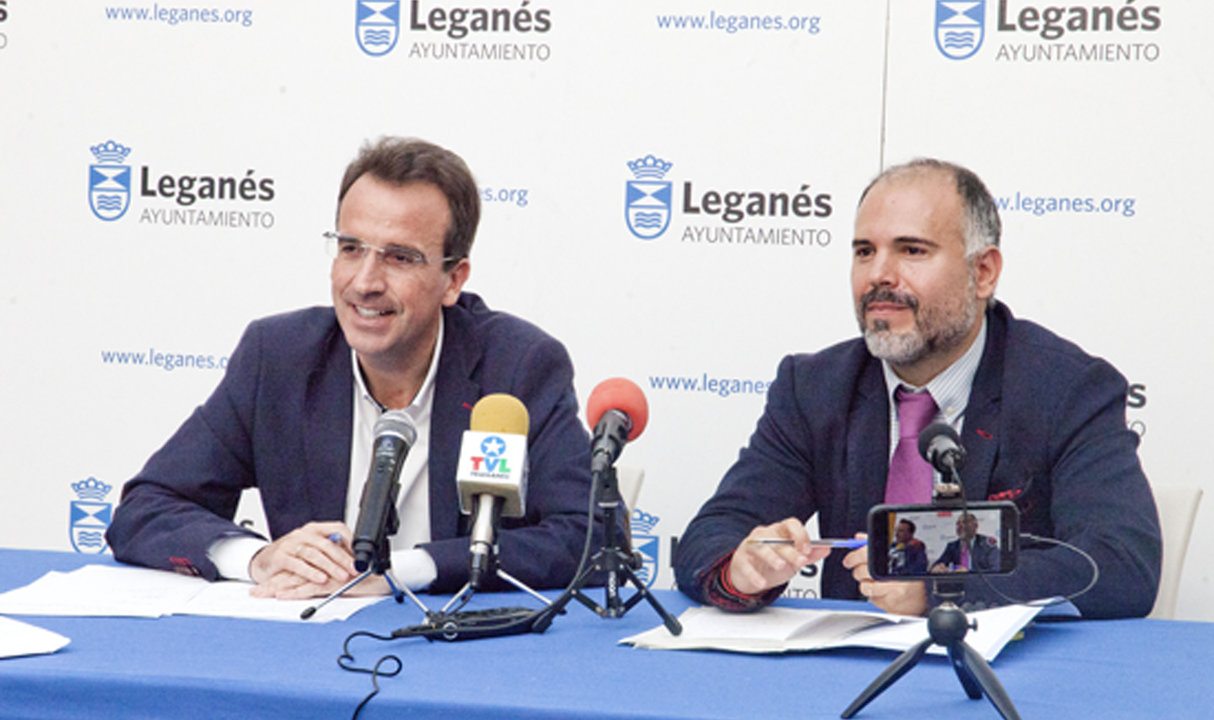 El alcalde de Leganés Miguel Ángel Recuendo y el primer teniente alcalde  Carlos Delgado en rueda de prensa