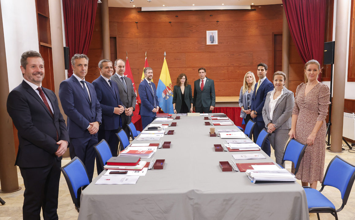 Díaz Ayuso junto al alcalde de Villamanta en el Consejo de Gobierno celebrado en la localidad afectada por la DANA