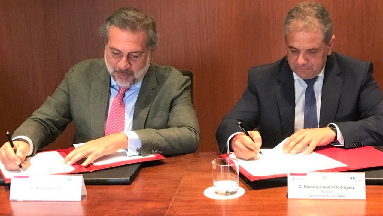 Momento de la firma del acuerdo entre el alcalde de Parla y el presidente de la Cámara de Comercio de Madrid