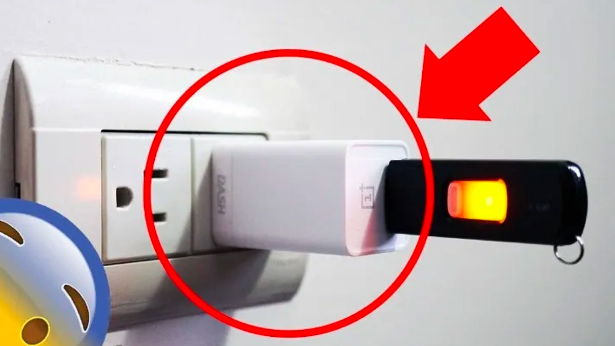 Un usuario de Internet hizo el experimento de conectar una memoria USB al puerto USB de un cargador móvil