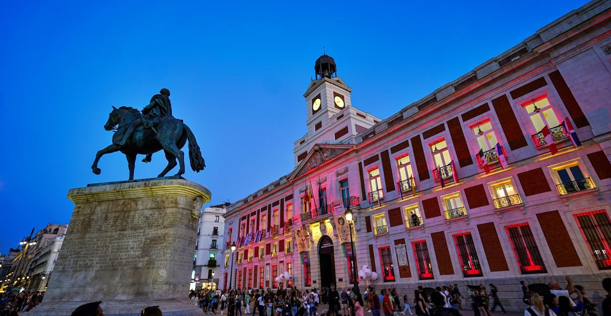 La sede de la Comunidad de Madrid iluminada con los colores de la bandera española por la Fiesta Nacional