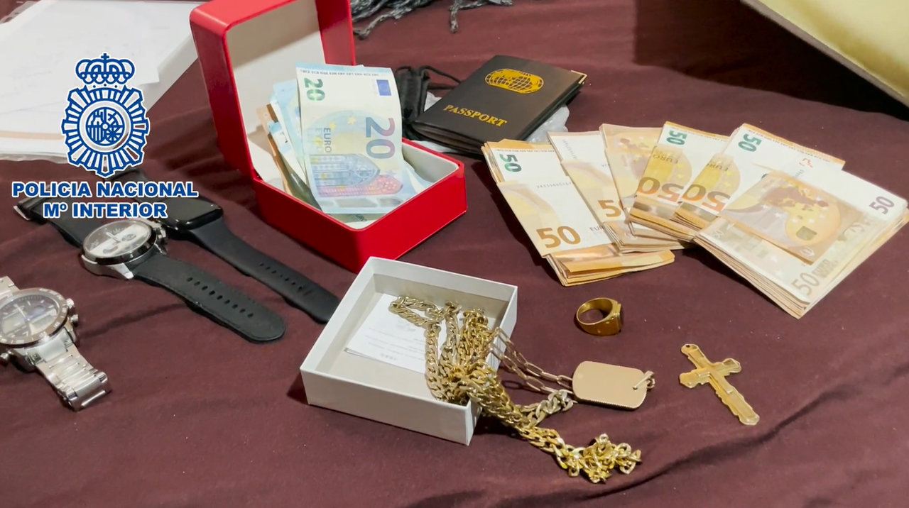 Dinero y material incautado por la Policía Nacional en uno de los registros en Móstoles