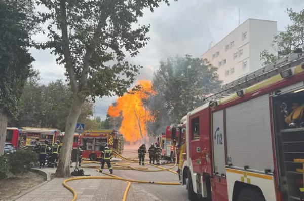 Momento del incendio producido esta tarde en Madrid