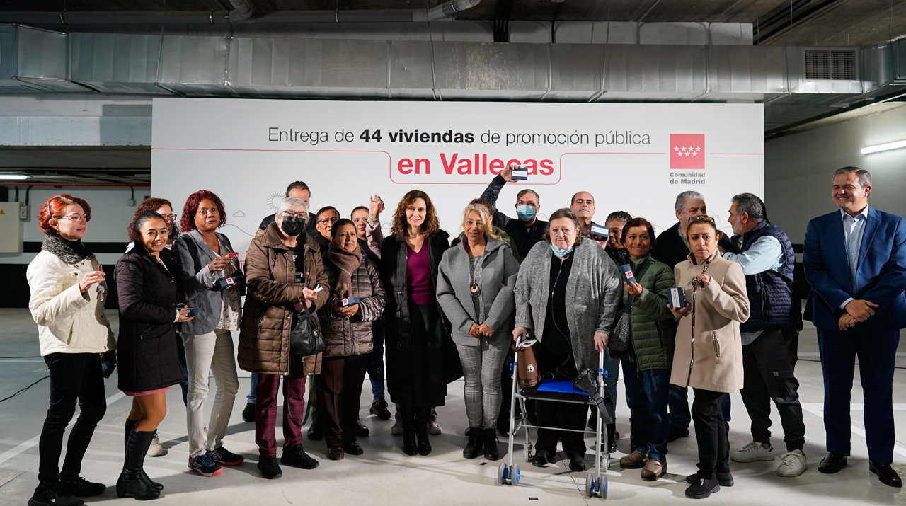 La presidenta de la Comunidad de Madrid con algunos de los beneficiados por las viviendas de alquiler en Vallecas