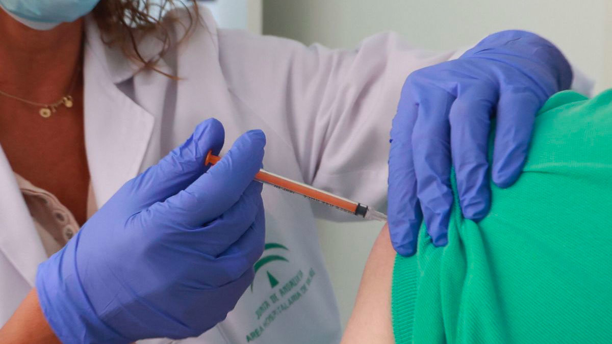 Sanidad aprueba el uso de una vacuna en doble dosis para prevenir y luchar contra el colesterol