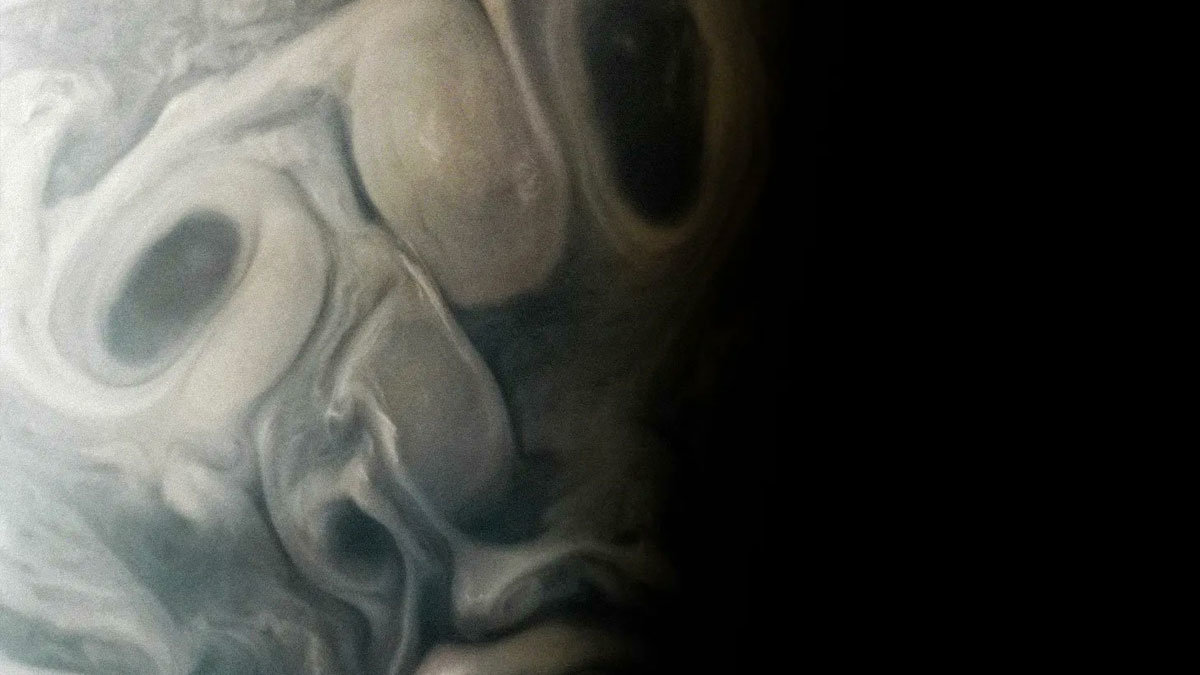 La NASA captura una "cara" en la superficie de Júpiter coincidiendo con el aniversario de Picasso