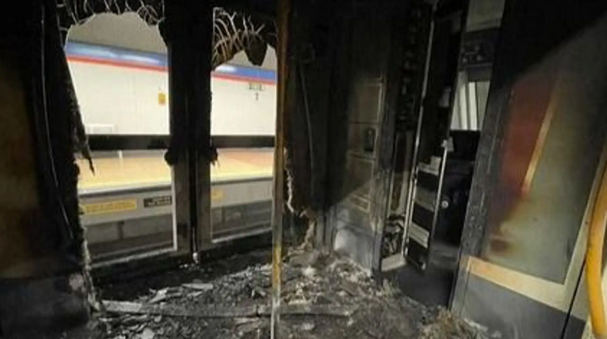 Estado en el que quedó el vagón de Metro tras la explosión de la batería de un patinete eléctrico.