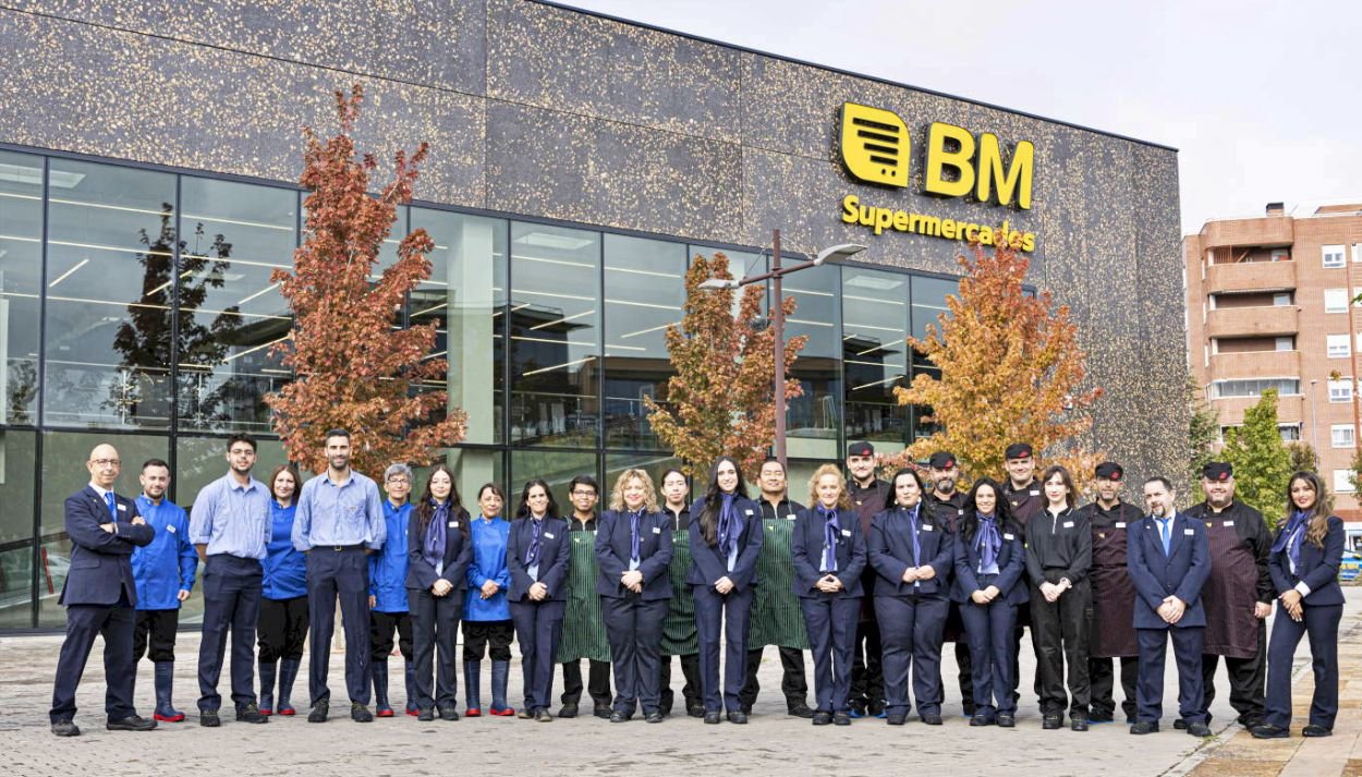 El equipo de la nueva tienda que BM Supermercados abre en Fuenlabrada