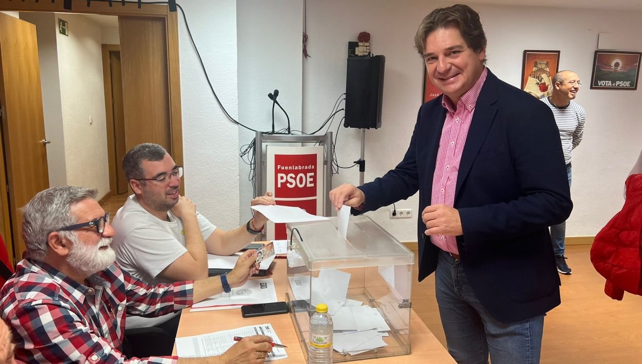 Javier Ayala, alcalde de Fuenlabrada, votando en la consulta del Psoe