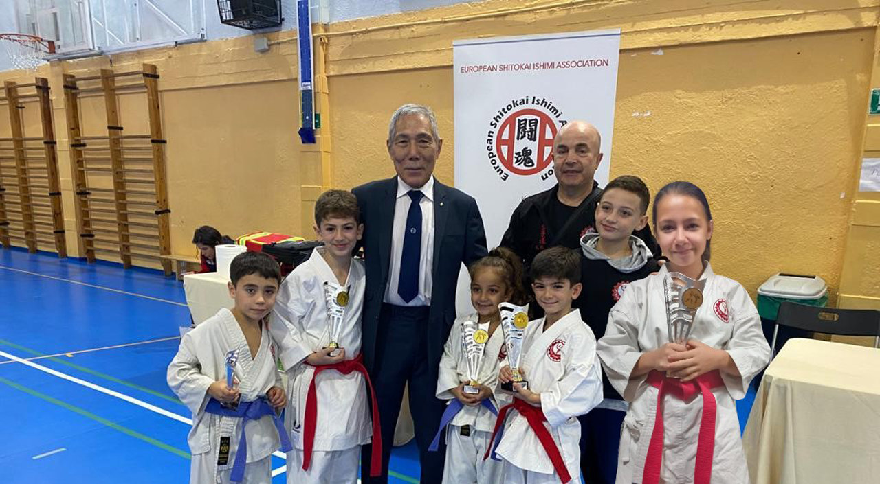 Los deportistas de Humanes con el Maestro Ishimi y el director de la Escuela de Karate de Humanes