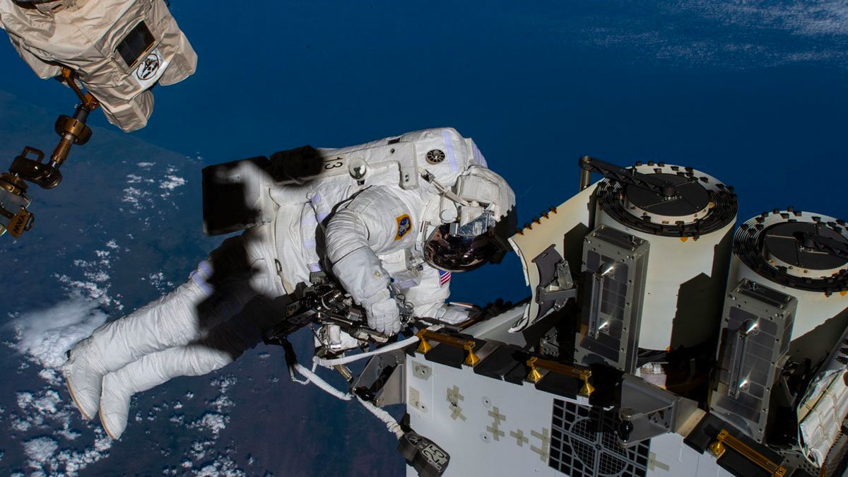 Unos astronautas estaban reparando la EEI cuando se dejaron la bolsa de herramientas fuera al regresar