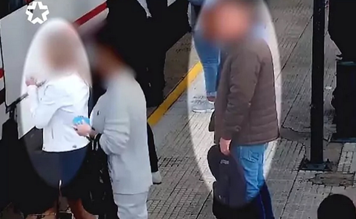 Imagen de los presuntos autores realizando robos en el metro. Imagen: Telemadrid