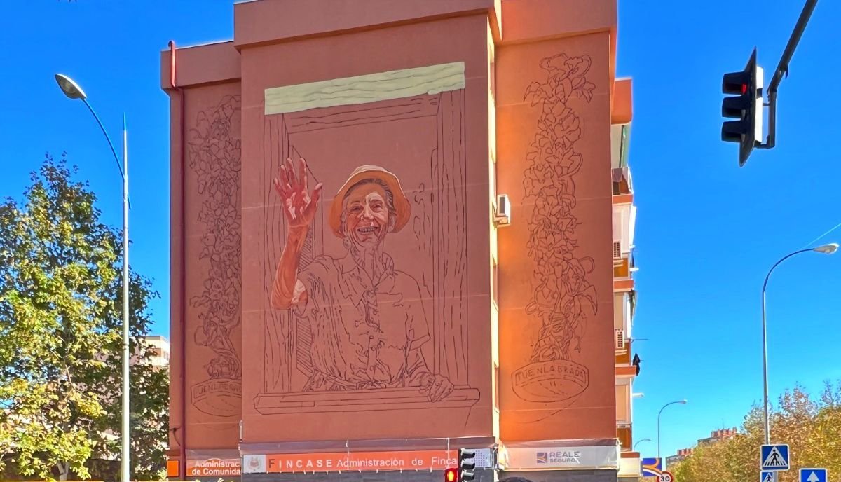 El nuevo mural 'Buen día' a punto de terminarse en el cruce de la calle Francia con Avda. Europa en Fuenlabrada