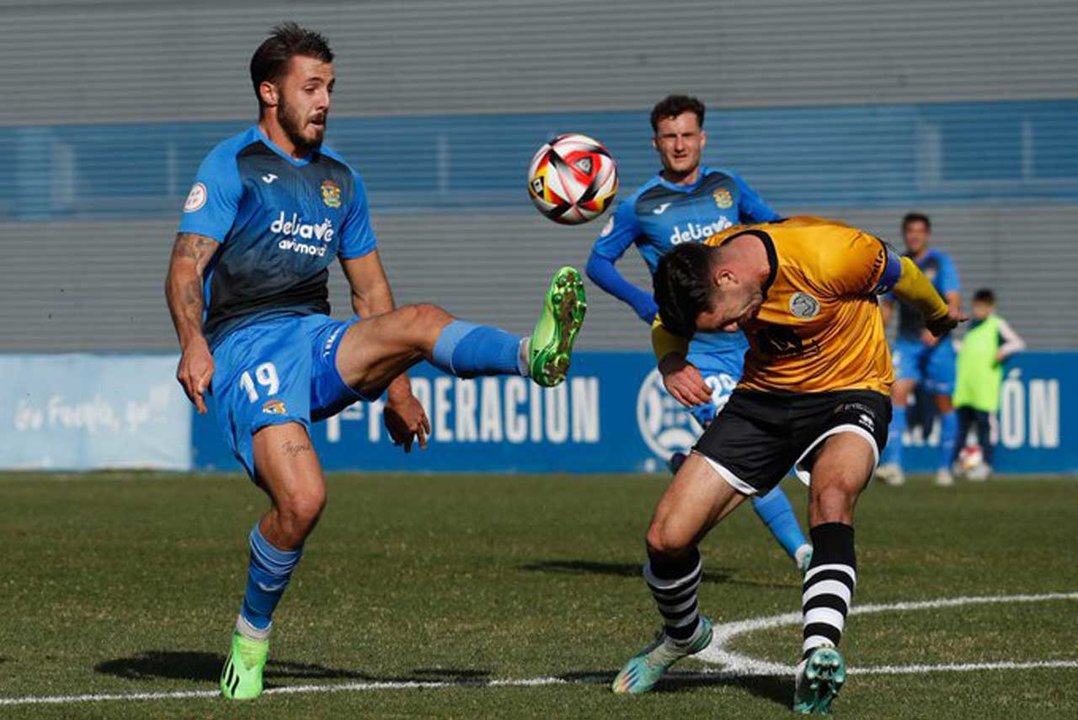 Ilies Faure tratando de controlar el balón | CF Fuenlabrada