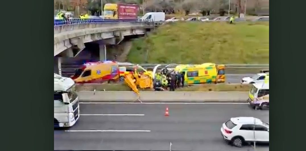 Los servicios de emergencias acuden al lugar donde ha caido el helicóptero en la M-40 de Madrid