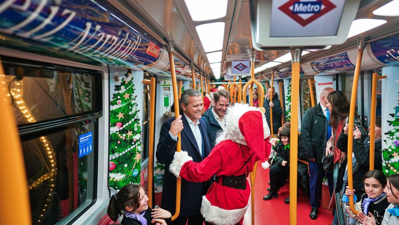 El consejero de Vivienda, Transportes e Infraestructuras, Jorge Rodrigo, inaugura el Tren de la Navidad en Metro Madrid