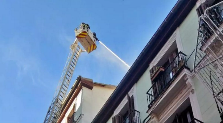 Trabajo de los Bomberos de Madrid en el incendio de la calle Ballesta