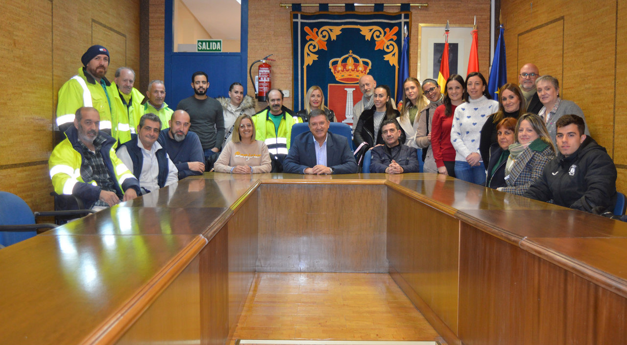 Imagen del alcalde de Humanes con los nuevos 24 trabajadores  del Ayuntamiento