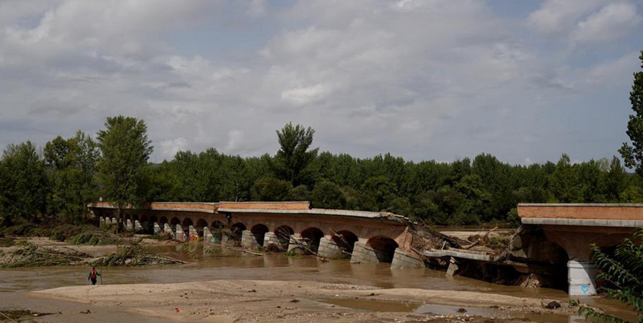 Uno de los puentes dañados por la DANA