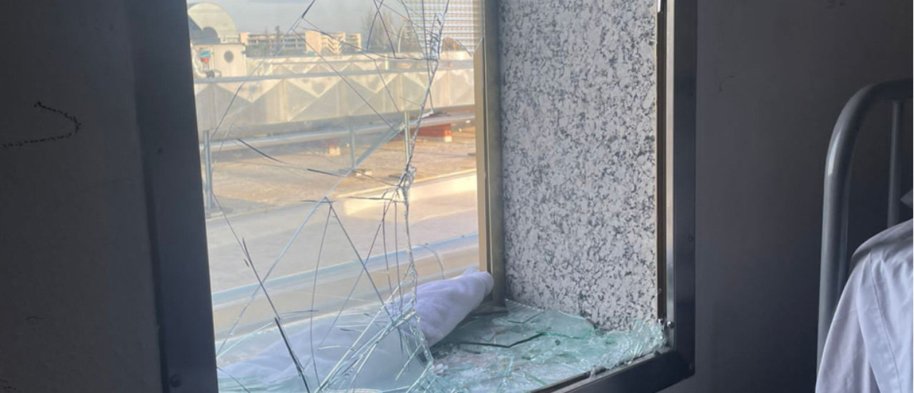 Imagen de la ventana por donde escaparon los magrabíes en el Aeropuerto de Barajas