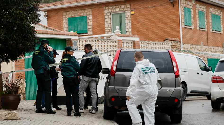 Momento de la intervención de la Guardia Civil en el domicilio de los tres hermanos encontrados calcinados en Morata de Tajuña. Foto: EFE/ Sergio Pérez