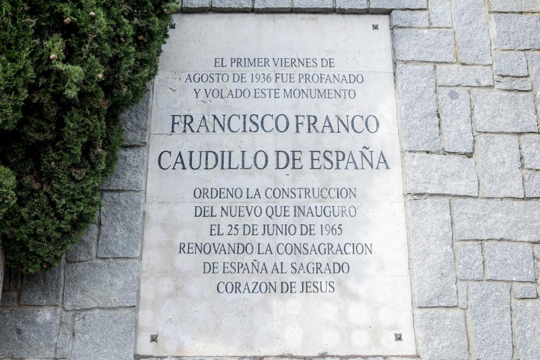 Imagen de la placa homenaje a Franco en el Cerro de los Ángeles