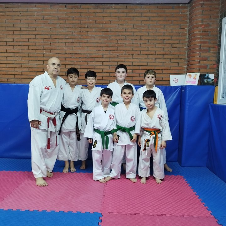 Imagen de los componentes del Club de Karate Humanes junto al entrenador