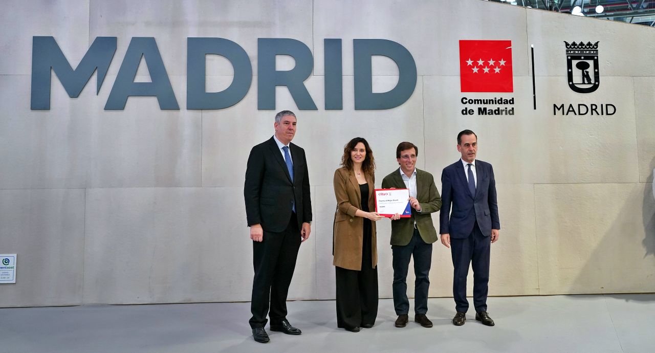 Díaz Ayuso y Almeida reciben el premio de FITUR al mejor stand