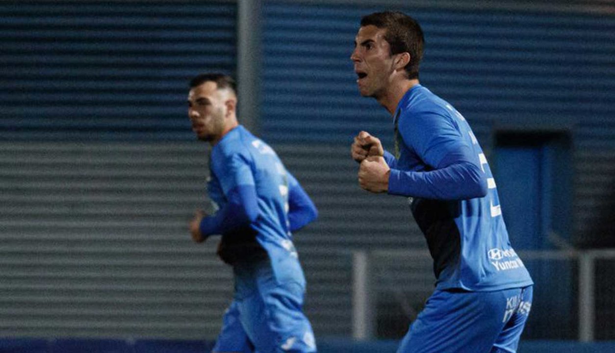 Manu Lama celebrando el gol que acercaba al equipo en el marcador | CF Fuenlabrada