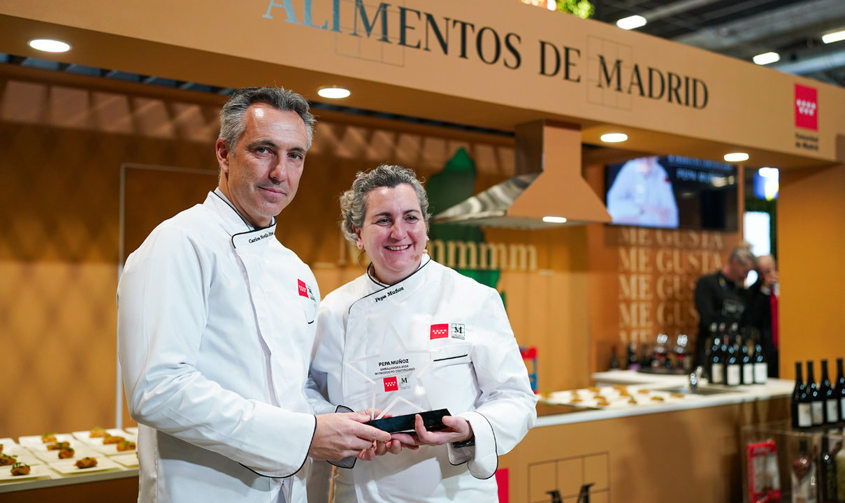 Imagen de la entrega del reconocimiento del consejero Novillo a la cocinera Pepa Muñoz