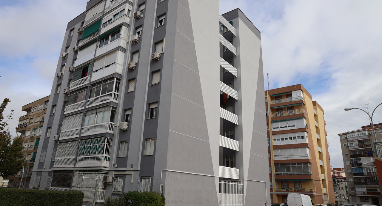 Imagen de un edificio rehabilitado en Fuenlabrada
