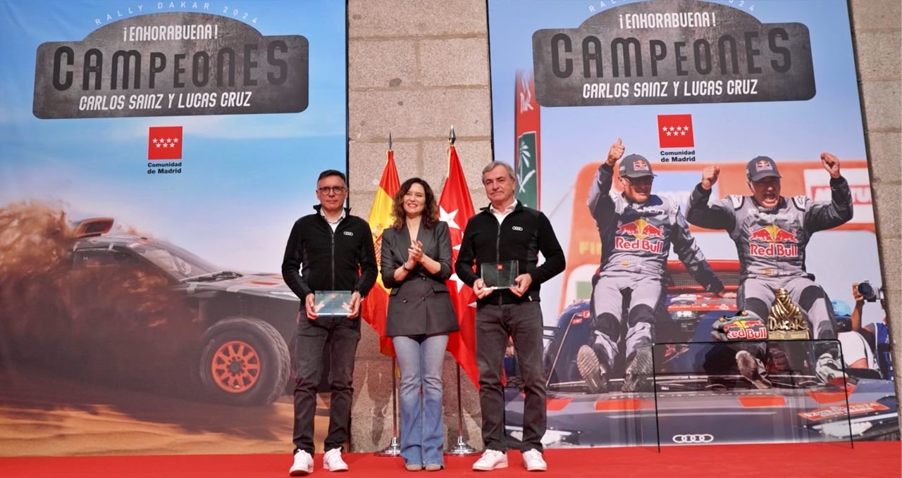 Díaz Ayuso recibe a Carlos Sainz y ﻿﻿Lucas Cruz por su triunfo en el Dakar 2024