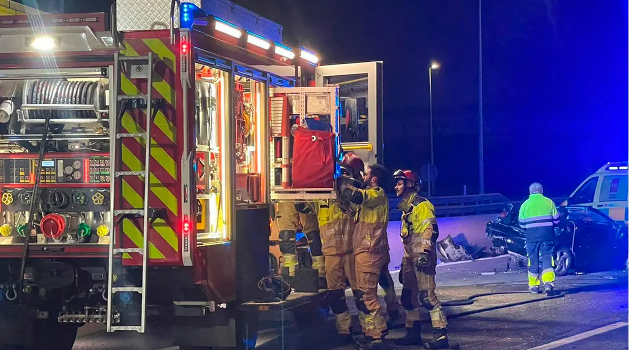 Momento de la intervenci&oacute;n de los Bomberos de Fuenlabrada en el accidente de esta madrugada en la Carretera de Toledo