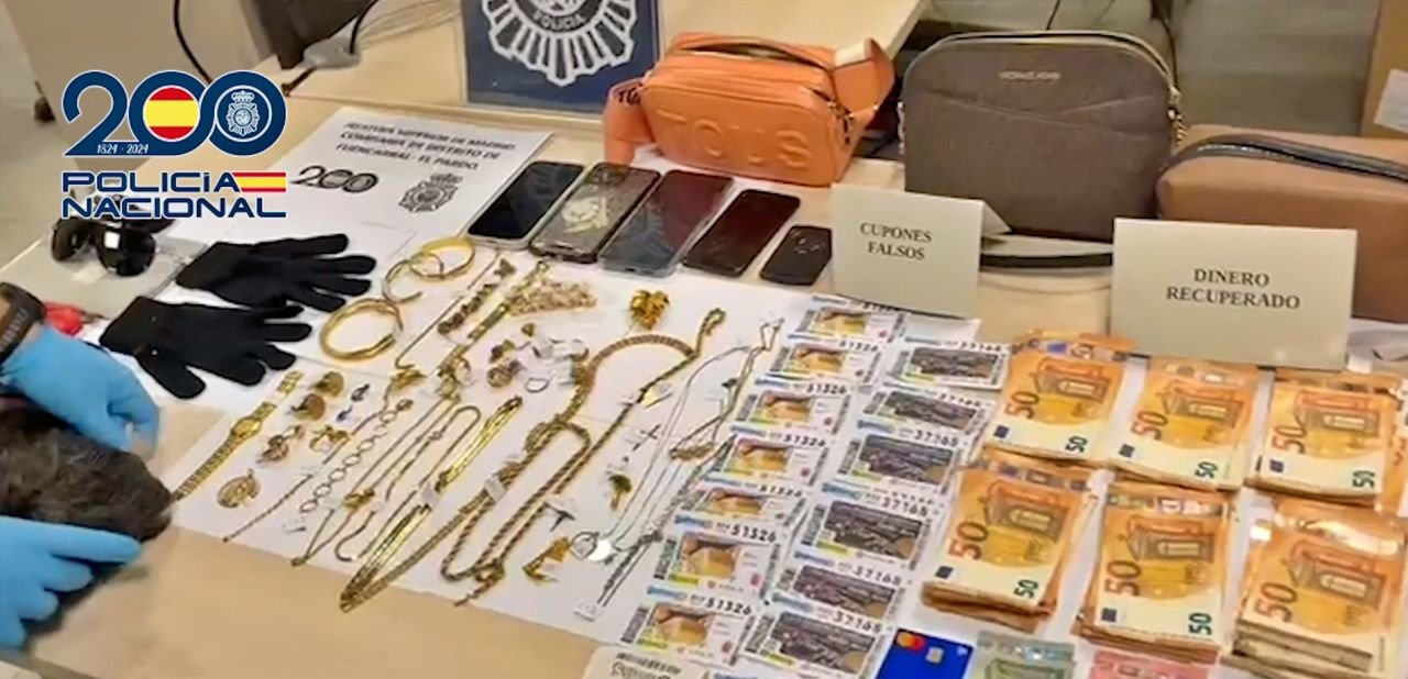 Dinero y objetos incautados a los detenidos por la estafa del 'tocomocho'