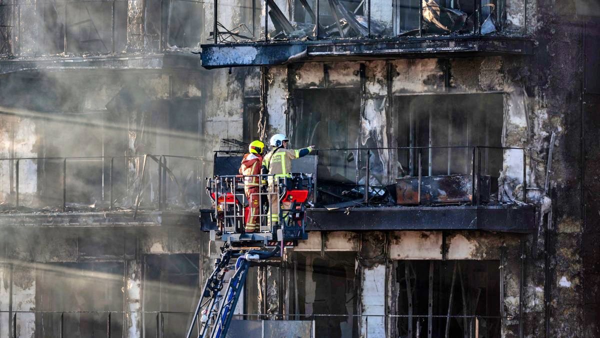 Los bomberos revisan palmo a palmo todas las viviendas calcinadas en el incendio de Valencia | Agencias