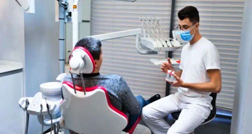 Un paciente hablando con el profesional ortodentista