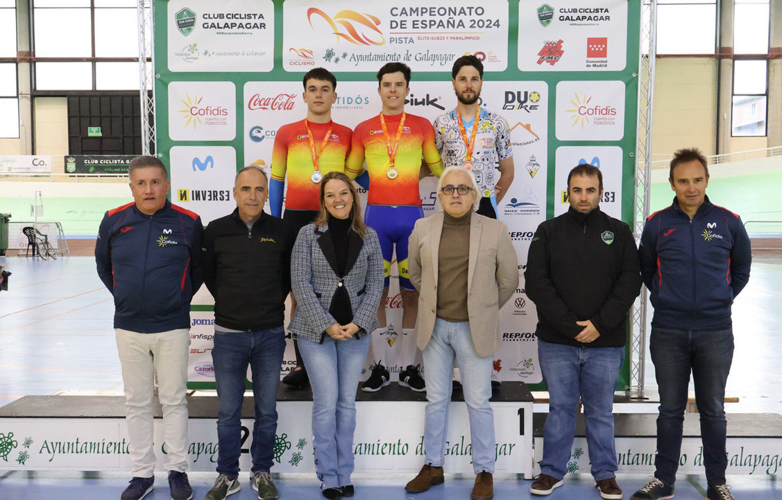 Imagen del podio del Campeonato de España de ciclismo de eliminación con el ganardor ( en el centro) Erik Martorell