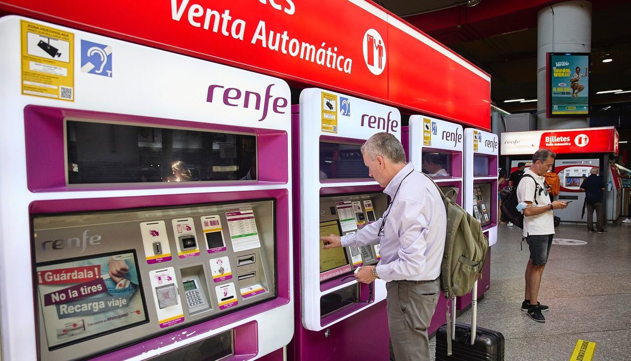 Un usuario obtiene el abono de Renfe en la estación de Atocha | Imagen: Jesús Hellín Europa Press