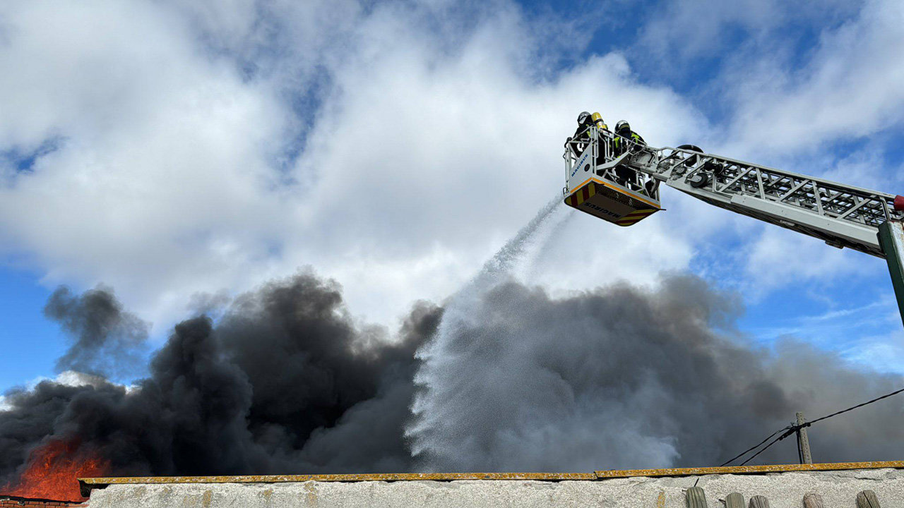 Imagen de los trabajos de extinción del incendio en Leganés a cargo de los bomberos