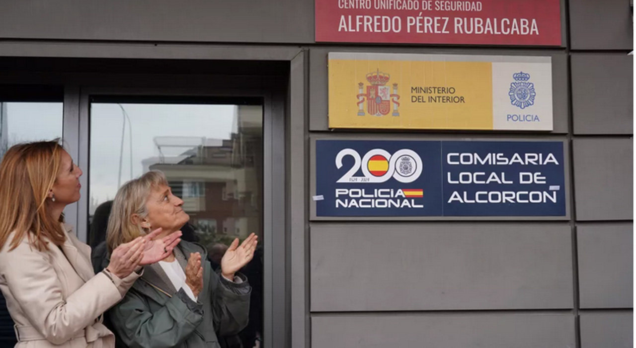 Momento de la inauguración de la placa con el nombre de Alfredo Pérez Rubalcaba